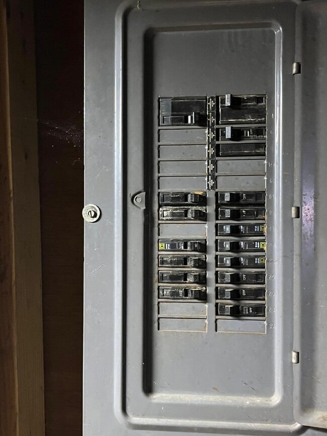 Building Photo - "Charming 3-Bed, 1 bath Retreat with Beautiful Floors on Laura Avenue!"