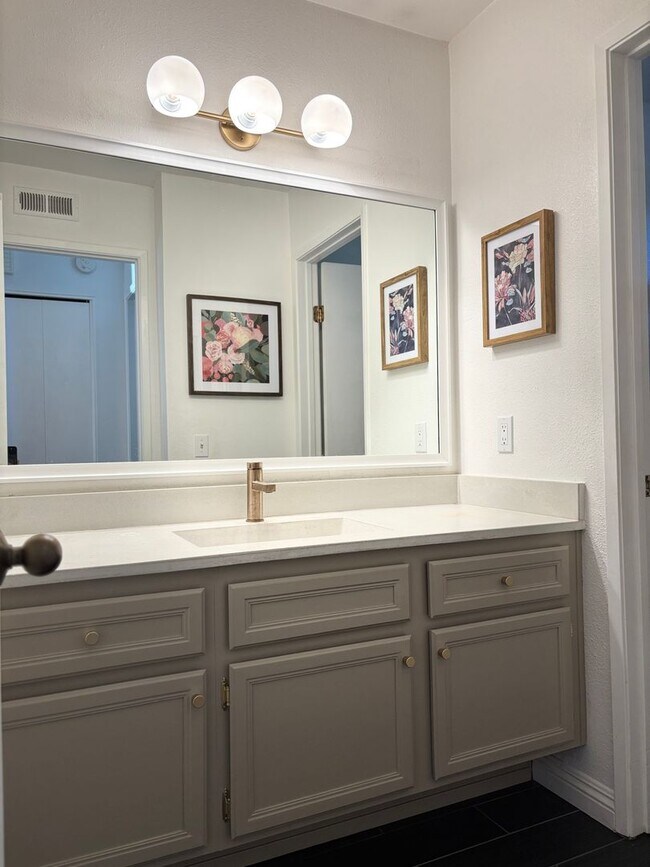 Building Photo - Spacious 3 bedrooms 3 full baths home in C...