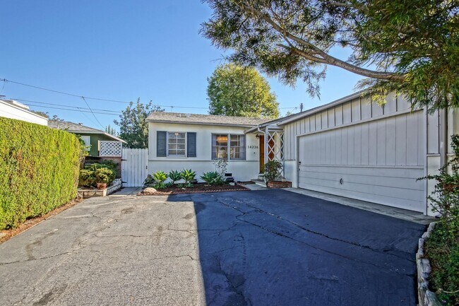 Building Photo - CHARMING, BRIGHT & AIRY HOLLYGLEN HOME W/ BEAUTIFULLY LANDSCAPED FRONT & REAR YARDS W/ PATIO BLOC...