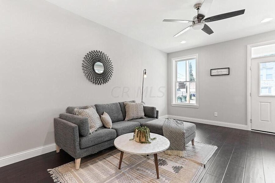 Building Photo - 1513 Oak St