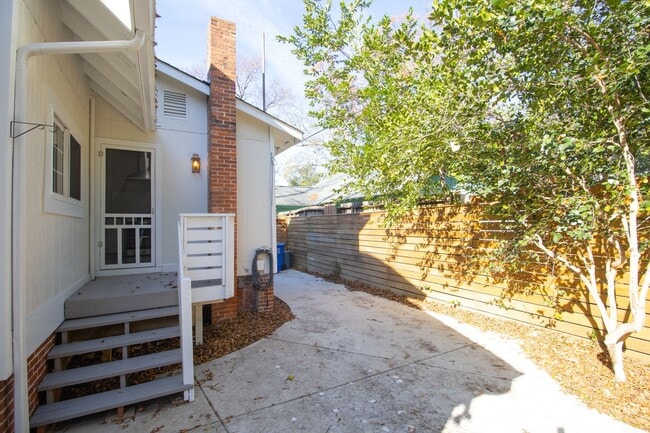 Building Photo - 3 Bedroom, 2.5 Bathroom in Shandon - The F...