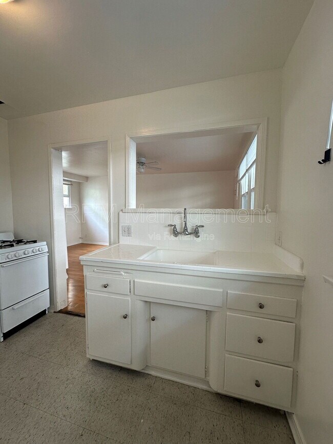 Building Photo - 1737 N Sycamore Ave