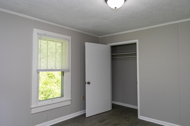 Building Photo - 115 E Parker Rd