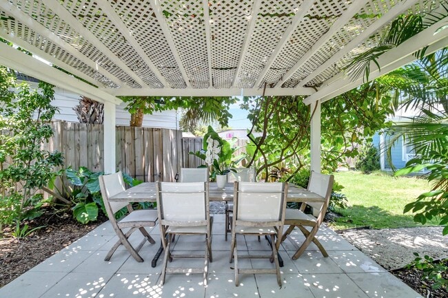 Building Photo - 220 S L St