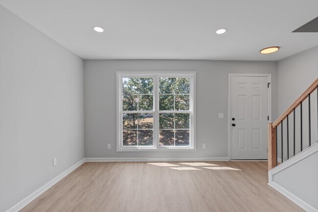 Building Photo - 400 Gallery Ln