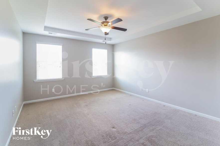 Building Photo - 647 Redbud Ln