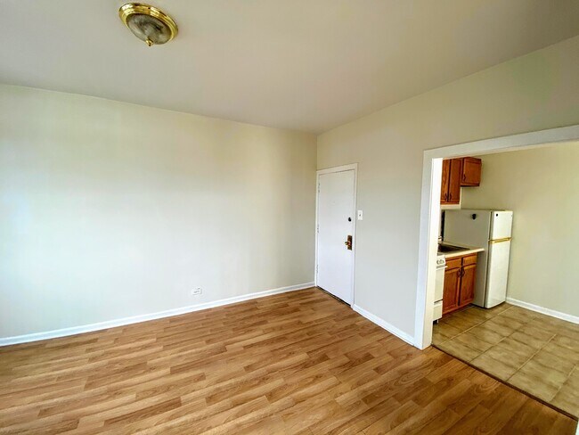 Building Photo - 839 W Sheridan Rd