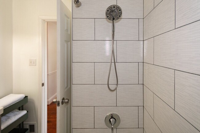 Building Photo - Spacious 5BR House in Takoma Park