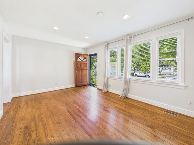 Building Photo - 6514 Stuart Ave
