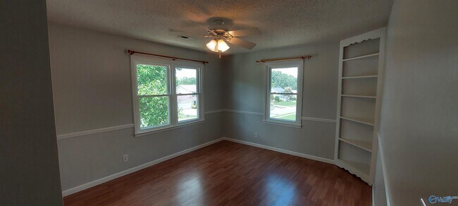 Building Photo - 13031 Camelot Dr SE