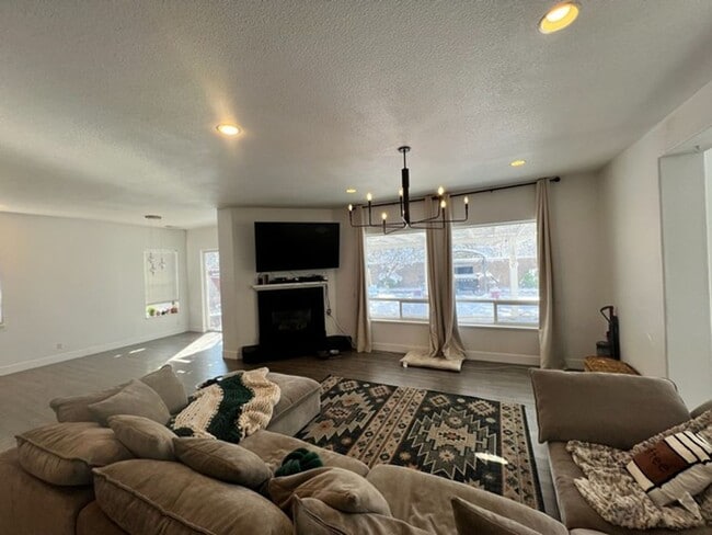 Building Photo - Spacious Four Bedroom Home off Veterans Parkway