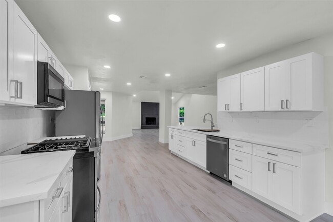 Building Photo - 1602 Pine Oak Dr