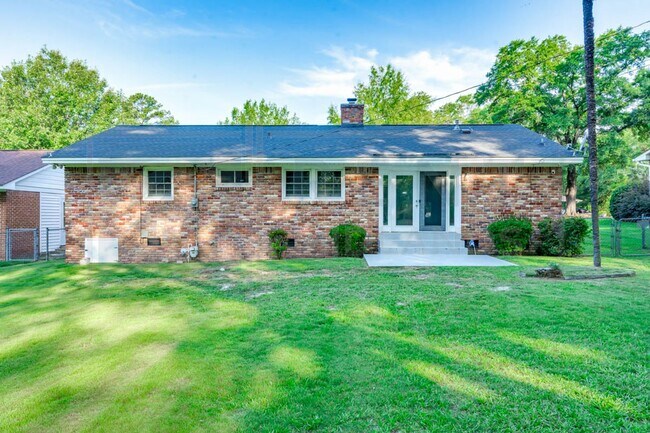Building Photo - 2532 Parkwood Dr