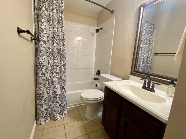Shared Bath - 9802 Briar Ridge Dr