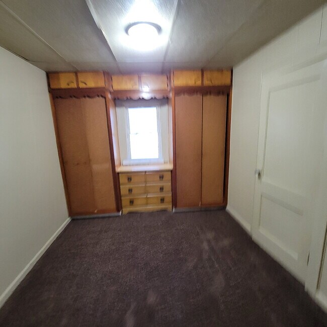 Building Photo - Spacious 2 Bedroom with detached 2 car garage