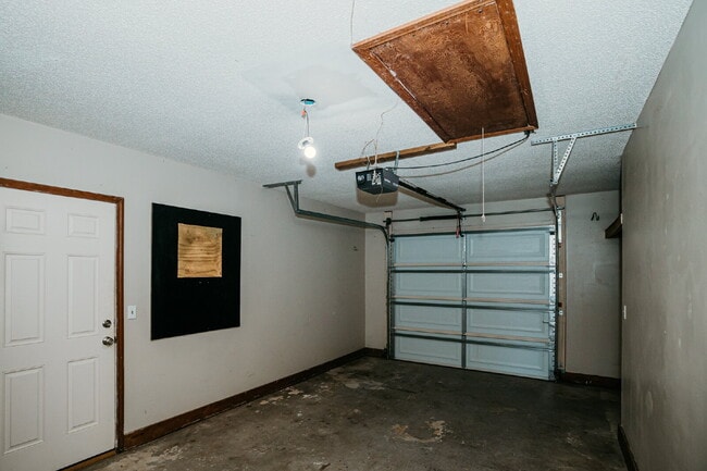 Building Photo - Move-In Ready! 3-Bed Home with Spacious Backyard