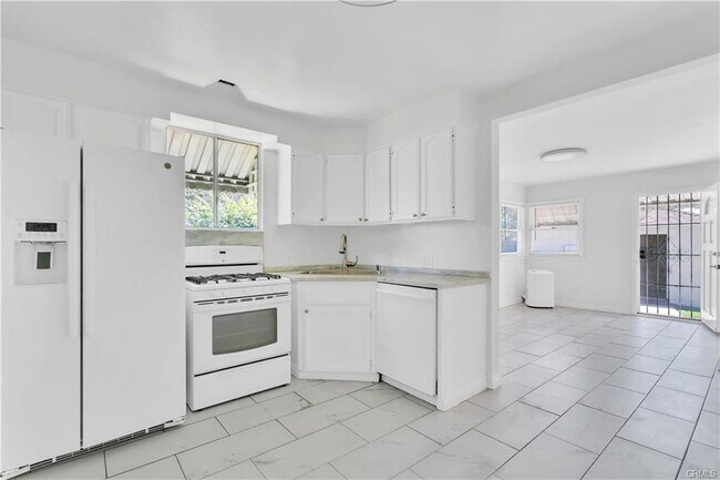 Building Photo - 2935 Westwood Blvd