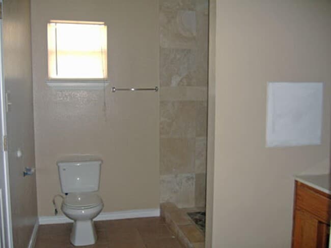 Building Photo - 817 E Gutierrez St