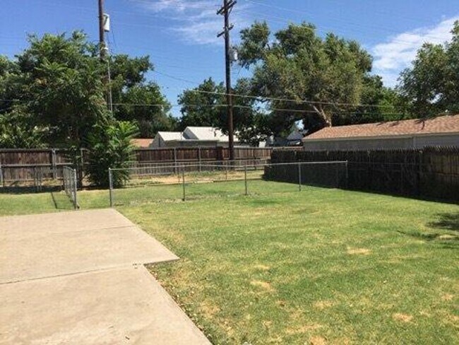 Building Photo - Pre-Leasing 2 bed 1 bath close to Texas Tech!