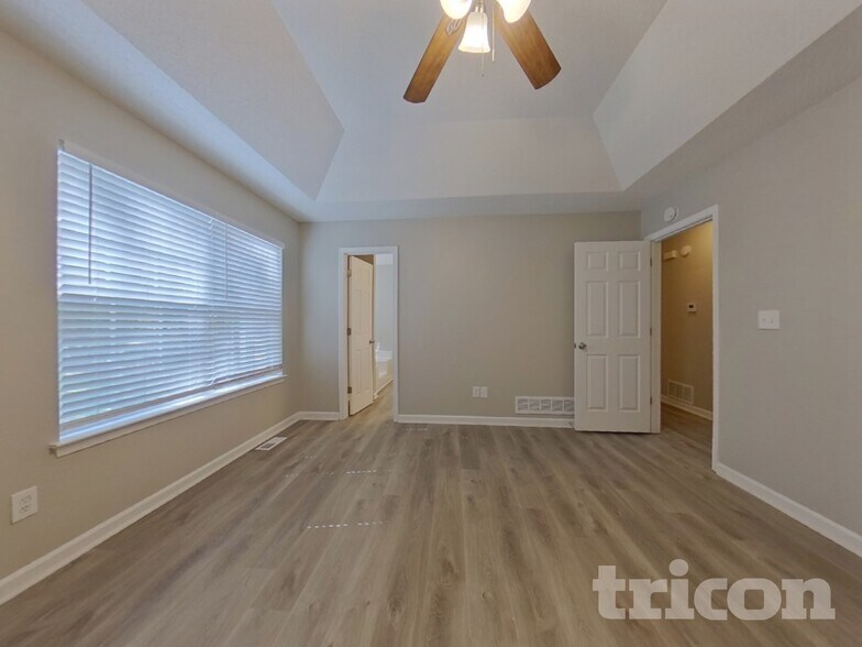 Building Photo - 210 Legend Dr