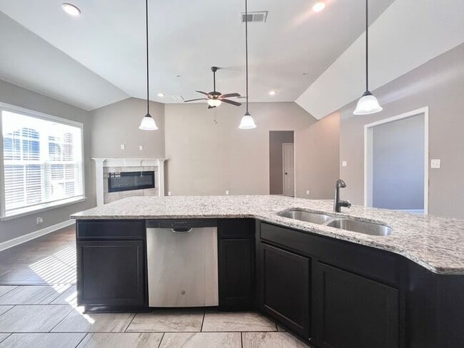 Building Photo - 3bed/2bath Townhome w/Garage - Gated Commu...