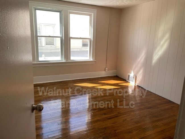 Building Photo - 810 E Erie Ave