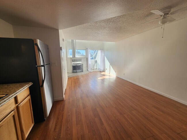Building Photo - Cozy Split-level Condo with a Private Balcony!