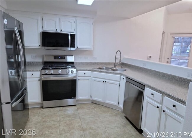 Building Photo - Inviting First-Floor Corner Condo with Modern Finishes & Poolside Location!