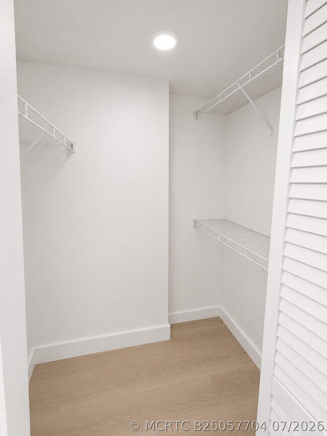 Building Photo - 540 Brickell Key Dr