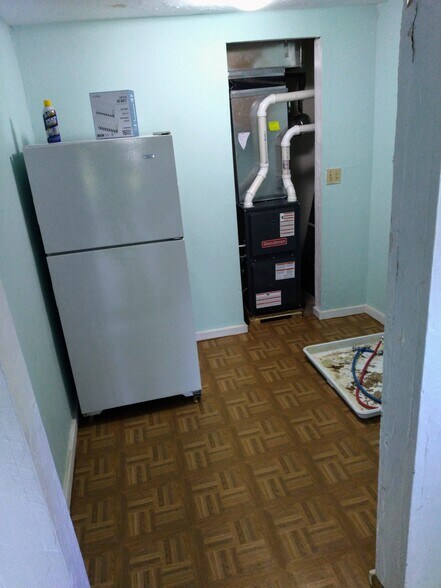 NEW FRIDGE, FURNACE, & LAUNDRY HOOKUPS. 5/22 - 1324 M St NE