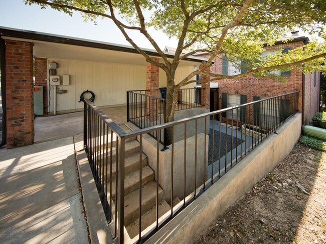 Building Photo - 6534 E Hill Dr