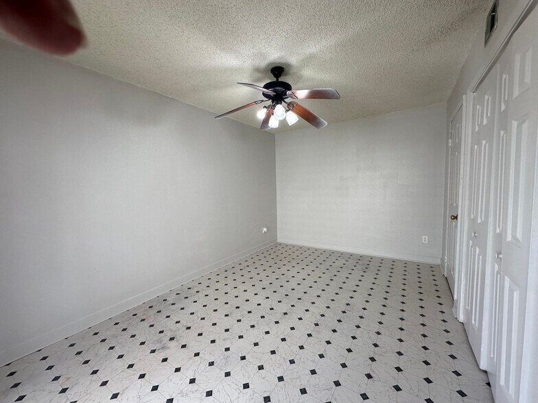 Building Photo - 100 Teal Ln