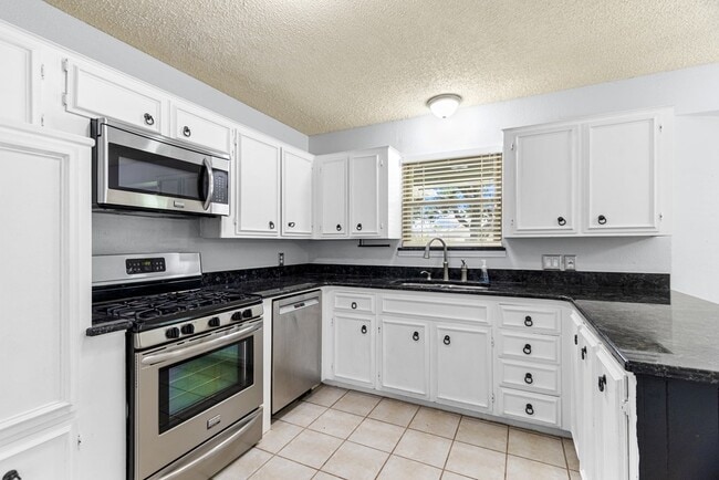 Building Photo - 2405 Emerson Ct