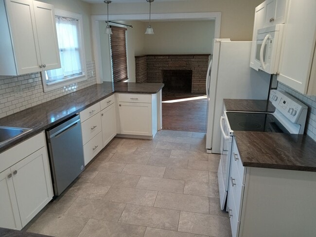 Building Photo - 3 Bedroom / 1 Bath Home - Johnson City, TN