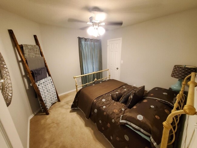 Building Photo - 12018 Silver Lgt