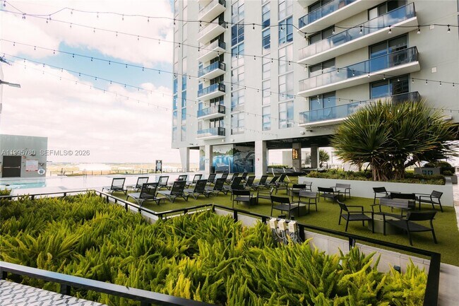 Building Photo - 221 SW 1st Ave