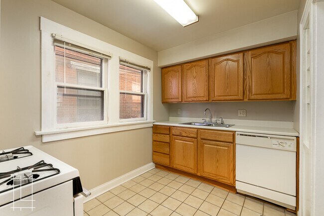 Building Photo - 207 W Hubbard Ave