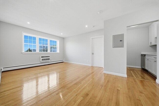 Building Photo - 11 Schubert St