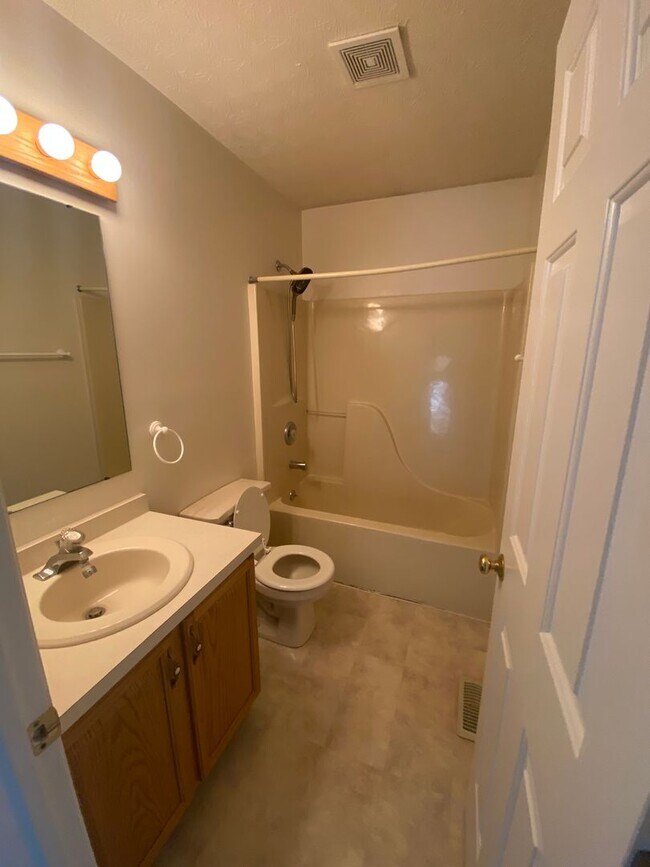 Building Photo - Spacious 4 Bedroom, 2.5 Bath Home