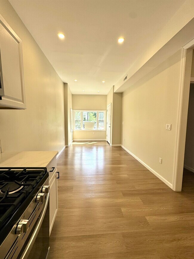Building Photo - 628 Bramhall Ave