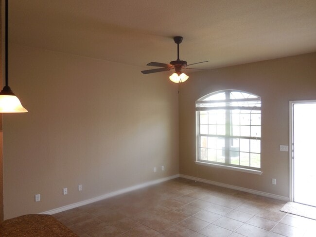 Building Photo - 613 Paseo del Plata Dr