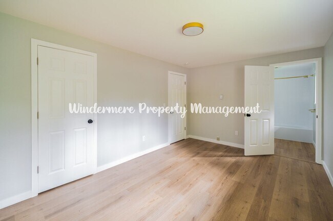 Building Photo - Charming and Bright 3 bed in Heart of Gig Harbor!