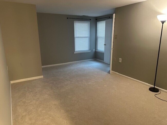 Building Photo - One level living in a spacious upgraded condo