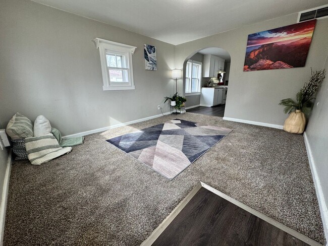 Building Photo - 2 bed, 1 bath home for rent in Waterloo