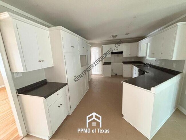 Building Photo - 1000 Lessel Dr