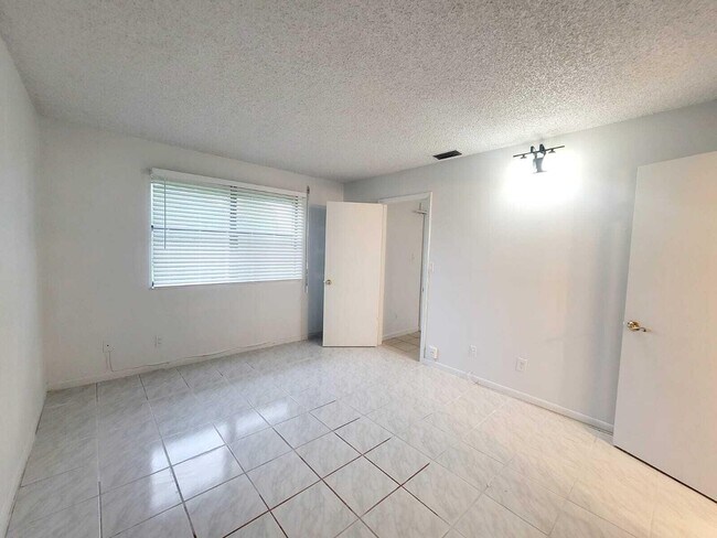 Building Photo - 15702 E Waterside Cir