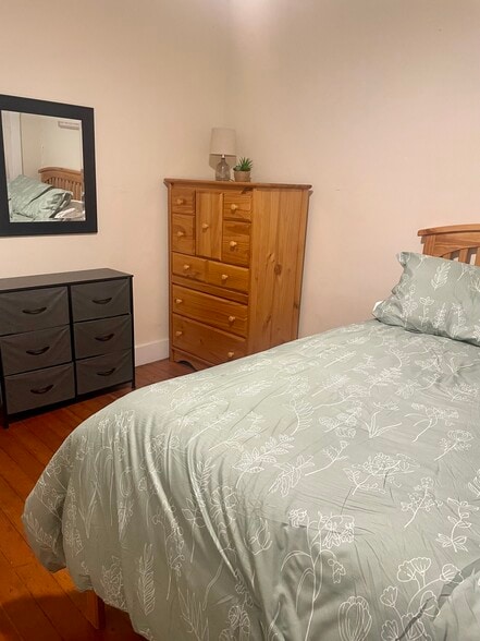 Bedroom - 13 Holland St