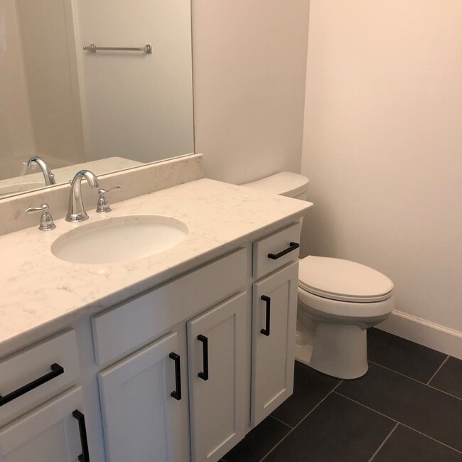 Building Photo - 3 STORY 2BD 2.5 BA APARTMENT WITH UPSTAIRS LOFT THAT OPENS TO BALCONY