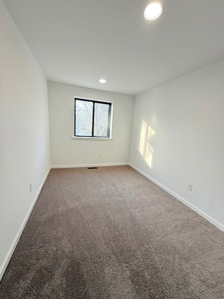 Building Photo - 104 Kelmar Ave