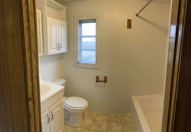 Building Photo - 2 Bed 2 Bath Mobile Home Sitting On 1 Acre